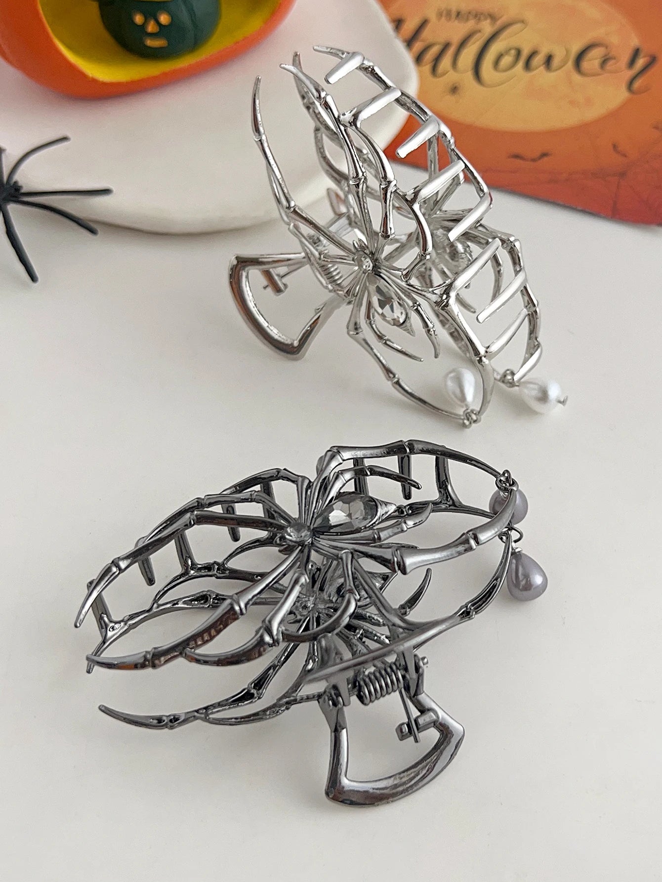 Black Spider Hair Claw Clip – Gothic Halloween Accessory with Pearl Charm & Strong Hold